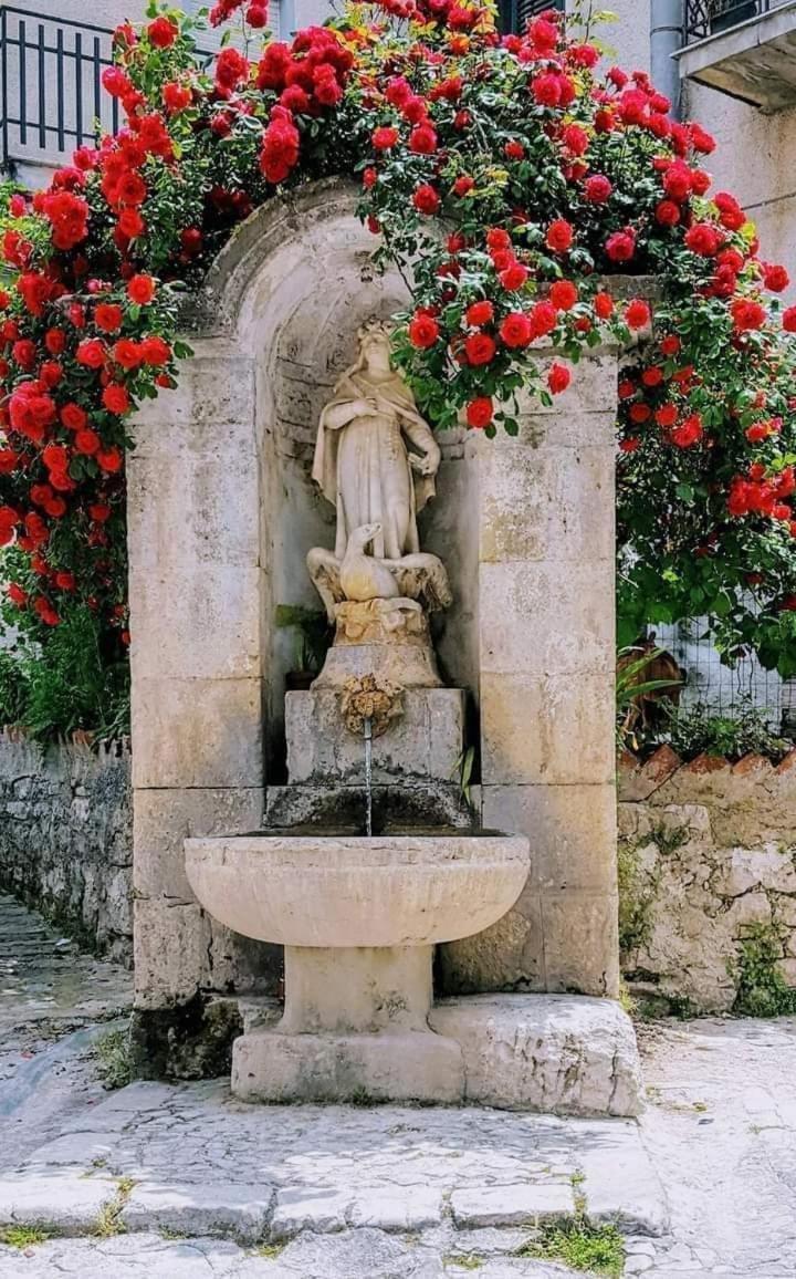 Affittacamere La Cartiera Palazzo Adriano Exterior foto